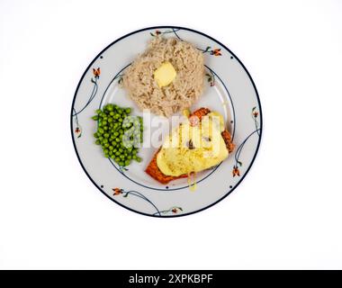 Gebackener pazifischer Lachs mit Hollandaise-Sauce, Pfeffer, Dill und Kaperngarnitur, Erbsen und Jasminreis mit Buttertupfer auf weißem Hintergrund Stockfoto