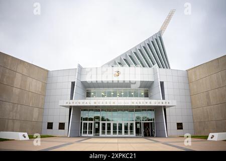 TRIANGLE, Virginia, USA – Haupteingang des National Museum of the Marine Corps in Triangle, Virginia. Das Museum, das der Geschichte des United States Marine Corps gewidmet ist, verfügt über ein markantes architektonisches Design mit einem hoch aufragenden Glasatrium. Der Außenturm erinnert an die berühmte Fotografie der Flaggenheber in Iwo Jima im Zweiten Weltkrieg. Das Museum befindet sich in der Nähe der Marine Corps Base Quantico und wurde im November 2006 für die Öffentlichkeit geöffnet. Stockfoto