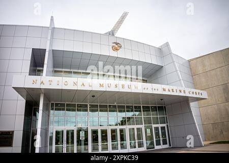 TRIANGLE, Virginia, USA – Haupteingang des National Museum of the Marine Corps in Triangle, Virginia. Das Museum, das der Geschichte des United States Marine Corps gewidmet ist, verfügt über ein markantes architektonisches Design mit einem hoch aufragenden Glasatrium. Der Außenturm erinnert an die berühmte Fotografie der Flaggenheber in Iwo Jima im Zweiten Weltkrieg. Das Museum befindet sich in der Nähe der Marine Corps Base Quantico und wurde im November 2006 für die Öffentlichkeit geöffnet. Stockfoto