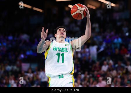 Paris, Frankreich, 6. August 2024. GUI Santos (11) vom Team Brazil Slams Dunk während des Basketball Quarter Final der Männer Paris 2024 Olympische Spiele zwischen den USA und Brasilien in der Bercy Arena am 06. August 2024 in Paris, Frankreich. Quelle: Pete Dovgan/Speed Media/Alamy Live News Stockfoto