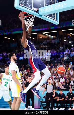 Paris, Frankreich, 6. August 2024. Kevin Durant (7) vom Team United States Slams Dunk während des Spiels der Olympischen Spiele 2024 der Männer zwischen den USA und Brasilien in der Bercy Arena am 06. August 2024 in Paris, Frankreich. Quelle: Pete Dovgan/Speed Media/Alamy Live News Stockfoto