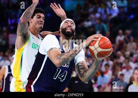 Paris, Frankreich, 6. August 2024. Anthony Davis (14) vom Team United States dreht sich am 6. August 2024 in Paris, Frankreich, beim Spiel der Olympischen Spiele 2024 zwischen den USA und Brasilien in der Bercy Arena. Quelle: Pete Dovgan/Speed Media/Alamy Live News Stockfoto