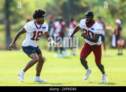 Washington Commanders Wide Receiver Mitchell Tinsley (18) und Jamison Crowder (80) laufen Übungen vor dem Beginn des Trainings im OrthoVirginia Training Center im Commanders Park in Ashburn VA am 6. August 2024 (Alyssa Howell/Image of Sport) Stockfoto