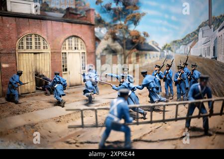 TRIANGLE, Virginia, USA – Ein Diorama, das Marines auf der Harpers Ferry während John Browns Razzia im Jahr 1859 darstellt, das im National Museum of the Marine Corps in Triangle, Virginia zu sehen ist. Die Ausstellung zeigt die Rolle des Marine Corps bei der Unterdrückung des Aufstandes der Abolitionisten, der von John Brown angeführt wurde, und zeigt die schnelle Stürmung des Arsenals durch Lieutenant Israel Greene und seine Marines aus den Washington Barracks. Stockfoto