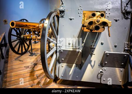 TRIANGLE, Virginia – die Hotchkiss Revolving Cannon, die im National Museum of the Marine Corps ausgestellt wird, ist ein bedeutendes Beispiel für die Artillerie-Innovation des 19. Jahrhunderts. Diese 1871 von Benjamin Hotchkiss erfundene 37-mm-Maschinenkanone verfügt über ein einzelnes festes Verschluss und kann eine starke Sprengladung abfeuern. Die ursprünglich für den Einsatz in der Marine vorgesehene Hotchkiss-Kanone war vielseitig genug, um auf Feldwagen montiert zu werden. Dieses Stück mit der Seriennummer 568 wurde 1880 von Hotchkiss & Company in St. Denis, Frankreich, hergestellt und veranschaulicht die weltweite Einführung von Hotchkiss-Waffen Stockfoto