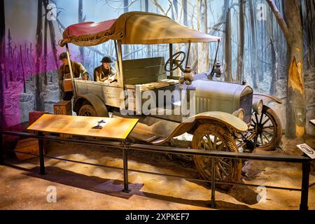 National Museum of the Marine Corps Model T Truck Exhibit Triangle Virginia // TRIANGLE, Virginia — die Feldambulanz in einem Model T Truck Exponate im National Museum of the Marine Corps zeigt eine Schlüsselkomponente der amerikanischen Expeditionstruppen (A.E.F.) während des Ersten Weltkrieges. Diese Ausstellung unterstreicht die Rolle des Ford Model T, des ersten motorisierten Fahrzeugs, das umfangreiche militärische Nutzung erfährt. Mehr als 15.000 Model T Fords dienen im A.E.F. ähnlich wie die „Elizabeth Ford“, die von den 6. Marines verwendet wird, verfügt sie über originale Markierungen und gibt Einblick in ihre entscheidende Rolle in t Stockfoto