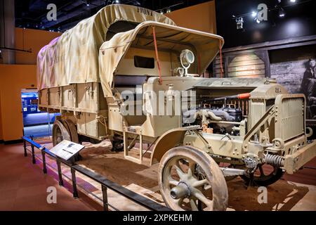 TRIANGLE, Virginia — die zweite Serie Standard B Truck Ausstellung im National Museum of the Marine Corps beleuchtet die Entwicklung der militärischen Fahrzeugkonstruktion während des Ersten Weltkriegs. Der Standard B wurde vom Army Quartermaster Department entwickelt und wurde zum Vorläufer des standardisierten Liberty Trucks, der von amerikanischen Streitkräften eingesetzt wurde. Die Ausstellung zeigt die einzigartigen Merkmale des Modells der zweiten Serie, darunter ein Spotlight aus Acetylen, vordere Ölleuchten, Stahlspeichen-Räder und ein Frontkotflügel. Obwohl er nicht von Marine Corps benutzt wurde, spielte er eine wichtige Rolle bei der Unterstützung der zweiten Division. Stockfoto