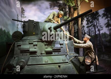 TRIANGLE, Virginia — die Ausstellung der Marines im Zweiten Weltkrieg im National Museum of the Marine Corps zeigt den M3A1 Stuart Light Tank, der seine entscheidende Rolle im Pacific Theater zeigt. Diese Ausstellung zeigt die Beiträge des United States Marine Corps während des Zweiten Weltkriegs und bietet einen Einblick in die Strategien und Ausrüstung, die den Konflikt geformt haben. Besucher können die Geschichte der M3A1 Stuart und ihre Auswirkungen auf die gepanzerte Kriegsführung während des Krieges erkunden. Stockfoto