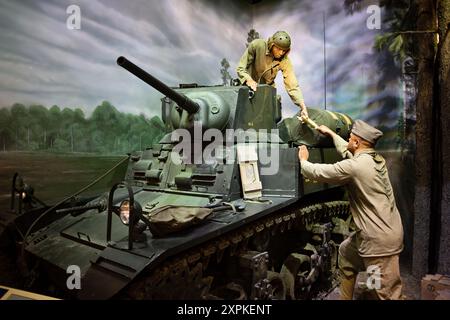 TRIANGLE, Virginia — die Ausstellung der Marines im Zweiten Weltkrieg im National Museum of the Marine Corps zeigt den M3A1 Stuart Light Tank, der seine entscheidende Rolle im Pacific Theater zeigt. Diese Ausstellung zeigt die Beiträge des United States Marine Corps während des Zweiten Weltkriegs und bietet einen Einblick in die Strategien und Ausrüstung, die den Konflikt geformt haben. Besucher können die Geschichte der M3A1 Stuart und ihre Auswirkungen auf die gepanzerte Kriegsführung während des Krieges erkunden. Stockfoto