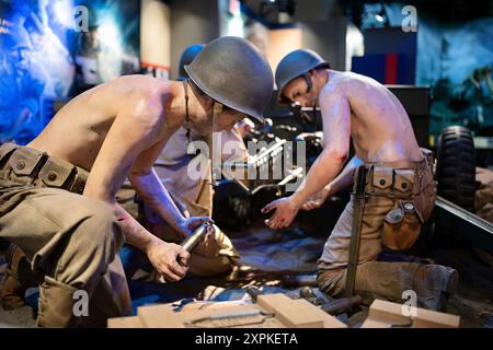 TRIANGLE, Virginia — die Ausstellung der Marines im Zweiten Weltkrieg im National Museum of the Marine Corps zeigt die 37 mm M3A1 Panzerabwehrkanone, die ihre Rolle im Pacific Theater zeigt. Der M3A1 wurde Ende der 1930er Jahre von der US-Armee entwickelt und war für seine Genauigkeit, Durchdringung und Mobilität bekannt. Die Ausstellung zeigt den Einsatz der Waffe durch Marines in Schlüsselschlachten wie Guadalcanal, Bougainville und Tarawa, was ihre Bedeutung bei der Verteidigung gegen japanische Rüstungen demonstriert. Stockfoto