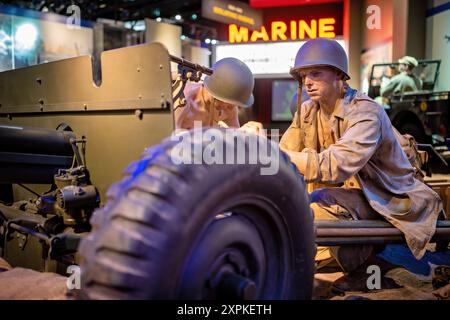 TRIANGLE, Virginia — die Ausstellung der Marines im Zweiten Weltkrieg im National Museum of the Marine Corps zeigt die 37 mm M3A1 Panzerabwehrkanone, die ihre Rolle im Pacific Theater zeigt. Der M3A1 wurde Ende der 1930er Jahre von der US-Armee entwickelt und war für seine Genauigkeit, Durchdringung und Mobilität bekannt. Die Ausstellung zeigt den Einsatz der Waffe durch Marines in Schlüsselschlachten wie Guadalcanal, Bougainville und Tarawa, was ihre Bedeutung bei der Verteidigung gegen japanische Rüstungen demonstriert. Stockfoto