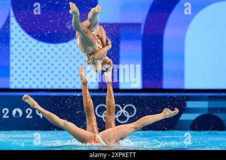 Athleten des französischen Teams treten im Free Routine Final der Olympischen Spiele 2024 in Paris (Frankreich) am 6. August 2024 im Aquatics Centre in Paris an. Stockfoto