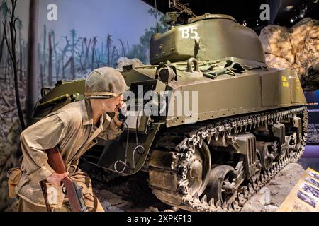 TRIANGLE, Virginia – die Ausstellung des Marines in World war II Pacific Theater im National Museum of the Marine Corps zeigt den M4 Sherman Tank, ein wichtiges Element in den pazifischen Schlachten. Ausgestattet mit einem 75-mm-Geschütz, einem .50-Kaliber-Maschinengewehr und zwei .30-Kaliber-Maschinengewehren war das M4A3-Modell entscheidend bei der Konfrontation japanischer Streitkräfte und der Überwindung befestigter Stellungen. Diese Ausstellung beleuchtet die technologischen Fortschritte und die strategische Bedeutung des Sherman-Panzers für die Bemühungen des Marine Corps während des Zweiten Weltkriegs Stockfoto