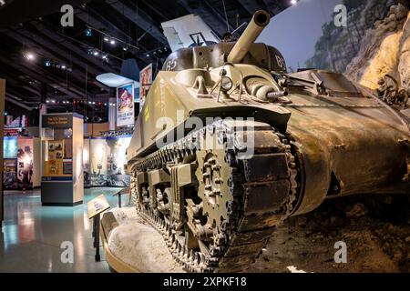 TRIANGLE, Virginia – die Ausstellung des Marines in World war II Pacific Theater im National Museum of the Marine Corps zeigt den M4 Sherman Tank, ein wichtiges Element in den pazifischen Schlachten. Ausgestattet mit einem 75-mm-Geschütz, einem .50-Kaliber-Maschinengewehr und zwei .30-Kaliber-Maschinengewehren war das M4A3-Modell entscheidend bei der Konfrontation japanischer Streitkräfte und der Überwindung befestigter Stellungen. Diese Ausstellung beleuchtet die technologischen Fortschritte und die strategische Bedeutung des Sherman-Panzers für die Bemühungen des Marine Corps während des Zweiten Weltkriegs Stockfoto