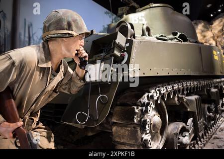 M4 Sherman Tank National Museum of the Marine Corps Triangle Virginia / TRIANGLE, Virginia — die Ausstellung des Marines in World war II Pacific Theater im National Museum of the Marine Corps zeigt den M4 Sherman Tank, ein wichtiges Element in den pazifischen Schlachten. Ausgestattet mit einem 75-mm-Geschütz, einem .50-Kaliber-Maschinengewehr und zwei .30-Kaliber-Maschinengewehren war das M4A3-Modell entscheidend bei der Konfrontation japanischer Streitkräfte und der Überwindung befestigter Stellungen. Diese Ausstellung beleuchtet die technologischen Fortschritte und die strategische Bedeutung des Sherman-Panzers für die Bemühungen des Marine Corps während des Zweiten Weltkriegs Stockfoto