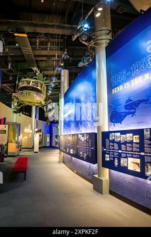 National Museum of the Marine Corps Cold war Exhibit Triangle Virginia // TRIANGLE, Virginia — die Timeline Wall am National Museum of the Marine Corps bietet einen umfassenden Überblick über die zentralen Ereignisse und Entwicklungen, die die Ära des Kalten Krieges geprägt haben. Diese Ausstellung zeigt wichtige Momente wie den Koreakrieg, die Kubanische Raketenkrise und den Vietnamkrieg und hebt die Rolle des US-Marine Corps in diesen globalen Konflikten hervor. Besucher können die militärischen Strategien und geopolitischen Spannungen erkunden, die diese Epoche der Geschichte geprägt haben. Stockfoto