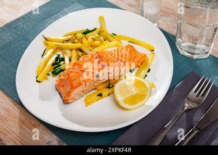 Köstlich Steak aus gebackenem Lachs mit Kartoffeln Stockfoto