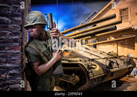 Ontos Vehicle Vietnam war Exhibit National Museum of the Marine Corps Triangle Virginia // TRIANGLE, VA, United States — Marines in Vietnam Exhibit mit einem Ontos im National Museum of the Marine Corps in Triangle, Virginia. Die Ausstellung zeigt die Rolle des Fahrzeugs in der Schlacht um Hue während des Vietnamkriegs und zeigt, wie sich seine Mobilität und Feuerkraft in städtischen Kampfsituationen als unschätzbar erwiesen haben. Stockfoto