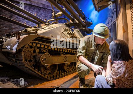 TRIANGLE, Virginia — die Ausstellung der Marines in Vietnam im National Museum of the Marine Corps zeigt die M50A1 Ontos, die ihre entscheidende Rolle während der Schlacht um Hue unterstreicht. Ausgestattet mit sechs M40 106 mm Rückstoßgewehren, lieferten die Ontos wichtige Feuerkraft und Mobilität im Kampf von Straße zu Straße, der diesen kritischen Kampf prägte. Diese Ausstellung zeigt die Anpassungsfähigkeit und Effektivität des Marine Corps in der städtischen Kriegsführung während des Vietnamkrieges. Stockfoto