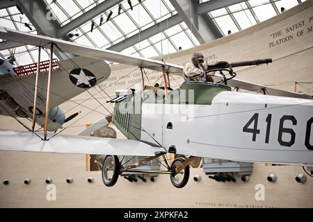 TRIANGLE, Virginia — die Curtiss JN-4HG Jenny Close Air Support Exhibit im National Museum of the Marine Corps zeigt die innovative Nutzung der Curtiss Jenny in der frühen Marine Corps Luftfahrt. Diese Ausstellung zeigt die Rolle der Meeresflieger bei der Entwicklung des Konzepts der Nahflugunterstützung bei Operationen in Haiti, der Dominikanischen Republik und Nicaragua. Die Ausstellung zeigt den Curtiss JN-4HG, der seine Bedeutung für die Unterstützung von Bodentruppen während des frühen 20. Jahrhunderts demonstriert. Stockfoto