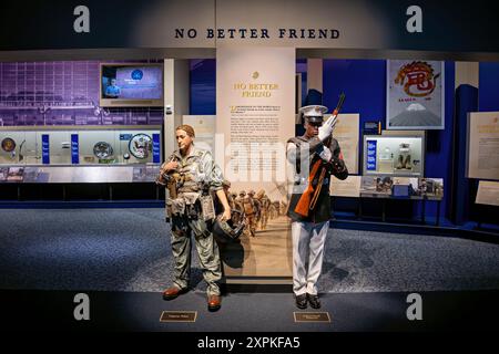 TRIANGLE, Virginia – die Marines Today-Ausstellung im National Museum of the Marine Corps zeigt die modernen Fähigkeiten und Traditionen des United States Marine Corps. Mit einem Piloten von Osprey und einem Mitglied des Silent Drill Teams zeigt diese Ausstellung die technologischen Fortschritte des MV-22B Osprey Flugzeugs und die Präzision und Disziplin des Silent Drill Teams des Marine Corps. Besucher können die vielfältigen Rollen und Fähigkeiten kennenlernen, die die heutigen Marines definieren. Stockfoto