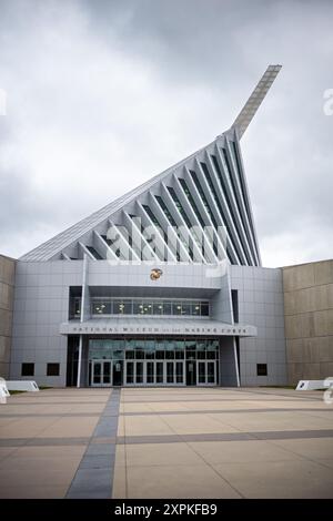 TRIANGLE, Virginia, USA – der markante Turm des National Museum of the Marine Corps erhebt sich über den Bäumen in Triangle, Virginia. Der 210 m hohe, geneigte Stahlmast, der durch ein hoch aufragendes Glasatrium führt, erinnert an das ikonische Bild der Marines, die während des Zweiten Weltkriegs die Flagge auf Iwo Jima hissen. das im November 2006 eröffnete Gebäude wurde zu einem Wahrzeichen entlang des I-95-Korridors in der Nähe von Quantico. Stockfoto