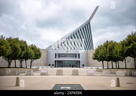 TRIANGLE, Virginia, USA – der markante Turm des National Museum of the Marine Corps erhebt sich über den Bäumen in Triangle, Virginia. Der 210 m hohe, geneigte Stahlmast, der durch ein hoch aufragendes Glasatrium führt, erinnert an das ikonische Bild der Marines, die während des Zweiten Weltkriegs die Flagge auf Iwo Jima hissen. das im November 2006 eröffnete Gebäude wurde zu einem Wahrzeichen entlang des I-95-Korridors in der Nähe von Quantico. Stockfoto