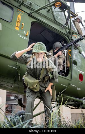 TRIANGLE, Virginia – die US Marine Helicopter Warfare Ausstellung im National Museum of the Marine Corps zeigt die Entwicklung und den Einfluss der Hubschraubertechnologie im Marine Corps. Vom Koreakrieg bis hin zu modernen Konflikten untersucht diese Ausstellung, wie Hubschrauber die militärische Taktik verändert haben und betont das Konzept der vertikalen Hüllung und Luft-Boden-Unterstützung. Besucher können die Fortschritte und strategischen Rollen von Hubschraubern in der Geschichte des Marine Corps erkunden. Stockfoto