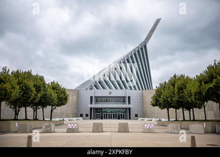 TRIANGLE, Virginia, USA – der markante Turm des National Museum of the Marine Corps erhebt sich über den Bäumen in Triangle, Virginia. Der 210 m hohe, geneigte Stahlmast, der durch ein hoch aufragendes Glasatrium führt, erinnert an das ikonische Bild der Marines, die während des Zweiten Weltkriegs die Flagge auf Iwo Jima hissen. das im November 2006 eröffnete Gebäude wurde zu einem Wahrzeichen entlang des I-95-Korridors in der Nähe von Quantico. Stockfoto