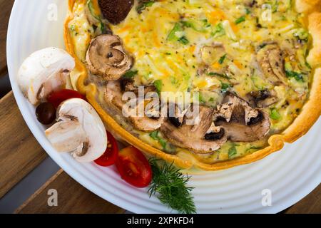 Quiche-Tarte mit Pilzen Stockfoto