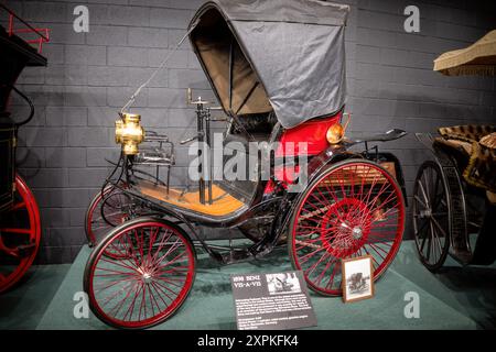 LURAY, Virginia, USA – der Benz Vis-a-Vis von 1898 im Car and Carriage Caravan Museum in Luray, Virginia. Es ist eines der ältesten Automobile in den Vereinigten Staaten und verfügt über einen wassergekühlten 1-Zylinder-Benzinmotor mit 5 PS und wurde von Karl Benz in Mannheim hergestellt. Stockfoto