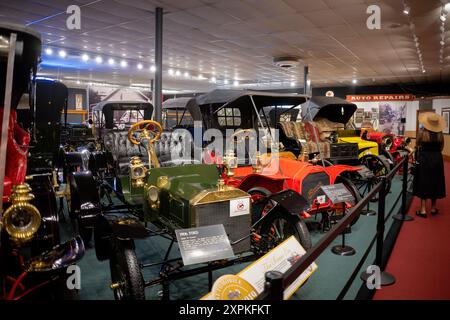 Car and Carriage Caravan Museum Oldtimer Luray Virginia // LURAY, Virginia, USA – Eine vielfältige Sammlung von Oldtimern im Car and Carriage Caravan Museum in Luray, Virginia. Die Ausstellung zeigt die Entwicklung von Automobildesign und -Technologie und zeigt gut erhaltene Fahrzeuge aus dem frühen 20. Jahrhundert bis hin zu neueren Klassikern, die Besuchern eine Reise durch die Automobilgeschichte bieten. Stockfoto