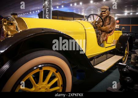 LURAY, Virginia, Vereinigte Staaten — der Locomobile Model 48 Gentlemen's Speedster aus dem Jahr 1914, oft auch als „American Rolls-Royce“ bezeichnet, ist im Car and Carriage Caravan Museum in Luray, Virginia zu sehen. Dieses Luxusfahrzeug, das von der Locomobile Company of America in Bridgeport, Connecticut, hergestellt wurde, zeigt mit seinem wassergekühlten Sechszylinder-T-Kopf-Motor die Automobiltechnik des frühen 20. Jahrhunderts. Stockfoto