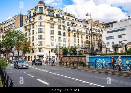 Werfen Sie einen Blick auf die Rue Caulaincourt mit typischen Pariser Wohnhäusern in der Butte of Montmartre, 18. Arrondissement von Paris, Frankreich. Stockfoto