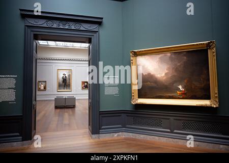 WASHINGTON D.C., Vereinigte Staaten — die National Gallery of Art in Washington D.C. im Vordergrund rechts steht The Voyage of Life: Old Age (1842) des US-amerikanischen Künstlers Thomas Cole. Im Hintergrund links befindet sich The Skater (Portrait of William Grant) (1782) des amerikanischen Malers Gilbert Stuart. Stockfoto