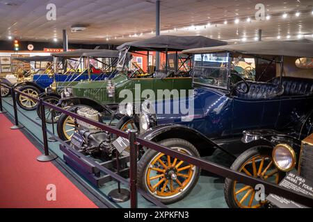 Car and Carriage Caravan Museum Oldtimer Luray Virginia // LURAY, Virginia, USA – Eine vielfältige Sammlung von Oldtimern im Car and Carriage Caravan Museum in Luray, Virginia. Die Ausstellung zeigt die Entwicklung von Automobildesign und -Technologie und zeigt gut erhaltene Fahrzeuge aus dem frühen 20. Jahrhundert bis hin zu neueren Klassikern, die Besuchern eine Reise durch die Automobilgeschichte bieten. Stockfoto