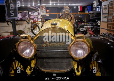 LURAY, Virginia, Vereinigte Staaten — der Locomobile Model 48 Gentlemen's Speedster aus dem Jahr 1914, oft auch als „American Rolls-Royce“ bezeichnet, ist im Car and Carriage Caravan Museum in Luray, Virginia zu sehen. Dieses Luxusfahrzeug, das von der Locomobile Company of America in Bridgeport, Connecticut, hergestellt wurde, zeigt mit seinem wassergekühlten Sechszylinder-T-Kopf-Motor die Automobiltechnik des frühen 20. Jahrhunderts. Stockfoto