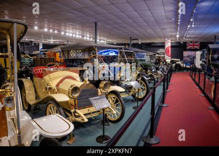 Car and Carriage Caravan Museum Oldtimer Luray Virginia // LURAY, Virginia, USA – Eine vielfältige Sammlung von Oldtimern im Car and Carriage Caravan Museum in Luray, Virginia. Die Ausstellung zeigt die Entwicklung von Automobildesign und -Technologie und zeigt gut erhaltene Fahrzeuge aus dem frühen 20. Jahrhundert bis hin zu neueren Klassikern, die Besuchern eine Reise durch die Automobilgeschichte bieten. Stockfoto