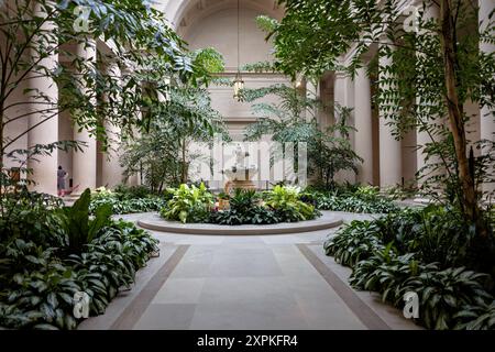 WASHINGTON DC, USA – der East Garden Court in der National Gallery of Art in Washington DC. dieser neoklassizistische Innenhof wurde vom Architekten John Russell Pope entworfen. er verfügt über einen zentralen Brunnen, Marmorsäulen und ein großes Oberlicht und bietet Besuchern einen ruhigen Raum, um Skulpturen und Grünflächen im Museum zu genießen. Stockfoto