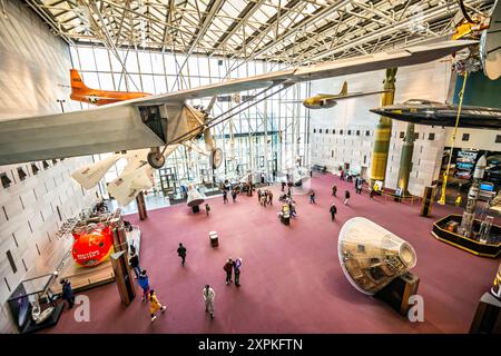 WASHINGTON DC, USA – das Hauptfoyer im Eingangsbereich des National Air and Space Museum der Smithsonian Institution in der National Mall in Washington DC. das Air and Space Museum, das sich auf die Geschichte der Luft- und Raumfahrt konzentriert, ist eines der meistbesuchten Museen der Welt. Stockfoto