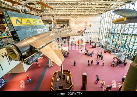 National Air and Space Museum Interior Washington DC // WASHINGTON DC – das Hauptfoyer im Eingang des National Air and Space Museum der Smithsonian Institution in der National Mall in Washington DC. Das Air and Space Museum, das sich mit der Hsitory der Luft- und Raumfahrt befasst, ist eines der meistbesuchten Museen der Welt. Stockfoto