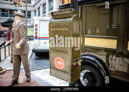 Owens Box Mailbox National Postal Museum Washington DC // WASHINGTON DC – die Owens Box, eine historische Briefbox, die im Smithsonian National Postal Museum in Washington, DC ausgestellt wird. Diese Briefkastenart, entworfen von Milwaukee Postmeister David Owens, war der letzte Typ, der von der Post Office Department verwendet wurde und an Pfosten oder Laternenpfosten befestigt werden konnte. Auch wenn sie nach 1955 nicht mehr hergestellt wurden, sind einige Beispiele im ganzen Land noch immer im Einsatz. Stockfoto