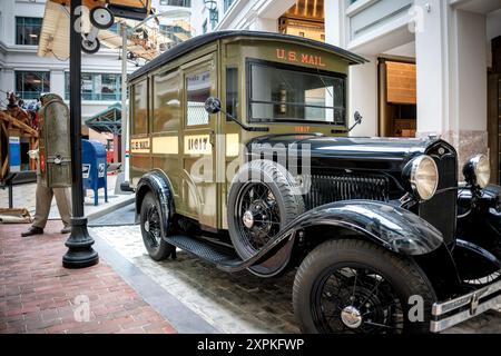 WASHINGTON, DC, Vereinigte Staaten – Ein Ford Model A Paketpost-Truck aus dem Jahr 1931, ausgestellt im Smithsonian National Postal Museum in Washington, DC. Dieses restaurierte Fahrzeug stellt einen von 1.000 Lkw dar, die das Postamt 1931 erworben hatte. mit einer Eichenkarosserie der Metropolitan Body Corporation und einem Fahrgestell der Ford Motor Company. Diese LKW wurden hauptsächlich für die Zustellung von Paketen eingesetzt, die zu groß für Briefträger waren. Stockfoto