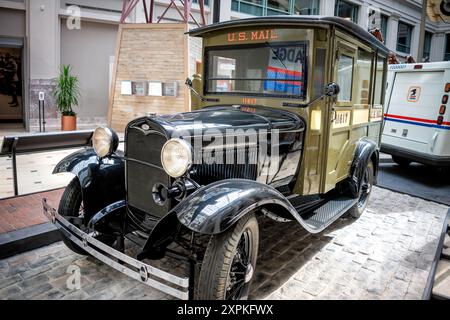 WASHINGTON, DC, Vereinigte Staaten – Ein Ford Model A Paketpost-Truck aus dem Jahr 1931, ausgestellt im Smithsonian National Postal Museum in Washington, DC. Dieses restaurierte Fahrzeug stellt einen von 1.000 Lkw dar, die das Postamt 1931 erworben hatte. mit einer Eichenkarosserie der Metropolitan Body Corporation und einem Fahrgestell der Ford Motor Company. Diese LKW wurden hauptsächlich für die Zustellung von Paketen eingesetzt, die zu groß für Briefträger waren. Stockfoto