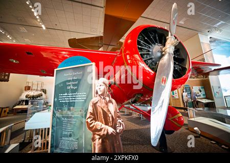 WASHINGTON DC, USA — eine Ausstellung mit der amerikanischen Pionierin Amelia Earhart und ihrer Lockheed 5B Vega ist im Bereich der zivilen Luftfahrt des National Air and Space Museum der Smithsonian Institution ausgestellt. Dieses beliebte Museum in der National Mall zeigt die Geschichte der Luft- und Raumfahrt und zieht jährlich Millionen von Besuchern an. Stockfoto