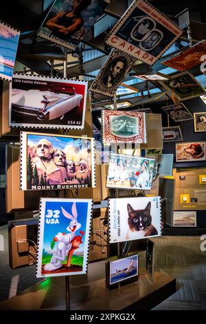 WASHINGTON, DC – die Ausstellung „World of Stamps“ im Smithsonian National Postal Museum in Washington DC zeigt eine umfangreiche Sammlung von Briefmarken aus aller Welt. Diese Ausstellung bietet einen tiefen Einblick in die Geschichte und Kunst der Philatelie, mit seltenen und berühmten Briefmarken, einzigartigen Briefmarkendesigns und Postgegenständen, die die kulturelle und historische Bedeutung von Briefmarken hervorheben. Besucher können die Entwicklung des Briefmarkensammels und seine Auswirkungen auf die globale Kommunikation und den Handel erkunden. Stockfoto