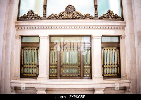 WASHINGTON, DC – ein originales Thekenfenster des Historic US Post Office Building, das heute das Smithsonian National Postal Museum beherbergt, ist ein Zeugnis der Architektur- und Kulturgeschichte von Washington, DC. eines von vielen erhaltenen Postgebäuden des ursprünglichen Arbeitslebens, das hier untergebracht ist, spiegelt das Design und die Handwerkskunst der Postgebäude aus dem frühen 20. Jahrhundert wider. Die originalen Elemente des historischen US Post Office Building bieten Besuchern einen authentischen Einblick in die Geschichte des United States Postal Service. Stockfoto