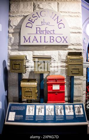 WASHINGTON DC, USA – Eine Ausstellung historischer US-Briefkastendesigns im Smithsonian National Postal Museum in Washington DC. Die Ausstellung zeigt frühe Briefkastenmodelle aus der Mitte des 19. Jahrhunderts, darunter die 1858 Potts Letter Box und eine Orr and Painter Mailbox, Darstellung der Entwicklung städtischer Postversammlungssysteme und der Herausforderungen bei der Konzeption und Umsetzung. Stockfoto