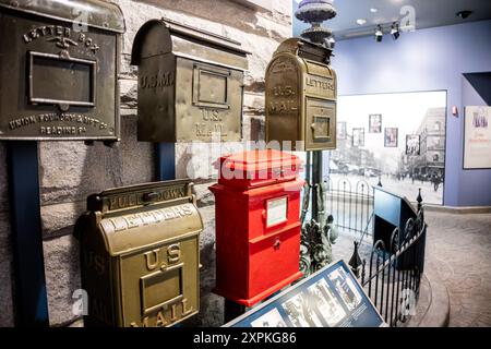 WASHINGTON DC, USA – Eine Ausstellung historischer US-Briefkastendesigns im Smithsonian National Postal Museum in Washington DC. Die Ausstellung zeigt frühe Briefkastenmodelle aus der Mitte des 19. Jahrhunderts, darunter die 1858 Potts Letter Box und eine Orr and Painter Mailbox, Darstellung der Entwicklung städtischer Postversammlungssysteme und der Herausforderungen bei der Konzeption und Umsetzung. Stockfoto