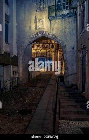 Barbican Torbogen (Porta da Barbacã), Eingang zur alten mittelalterlichen Mauer, Verbindung zwischen dem oberen und unteren Teil. In der Stadt Coimbra, Portugal Stockfoto